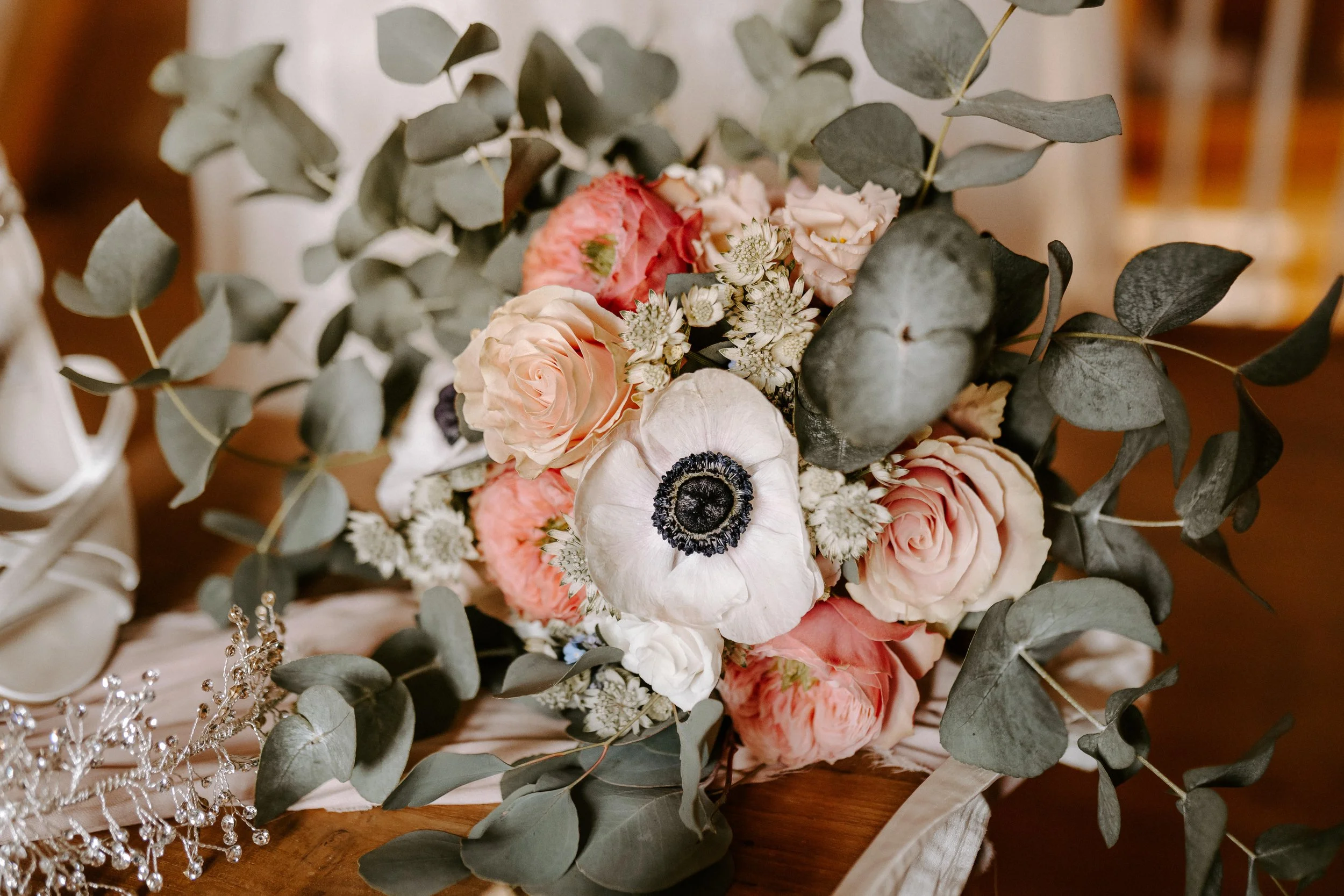 Wunderschöne, frische Frühlingshochzeit mit Anemonen - Hofgut Maisenburg