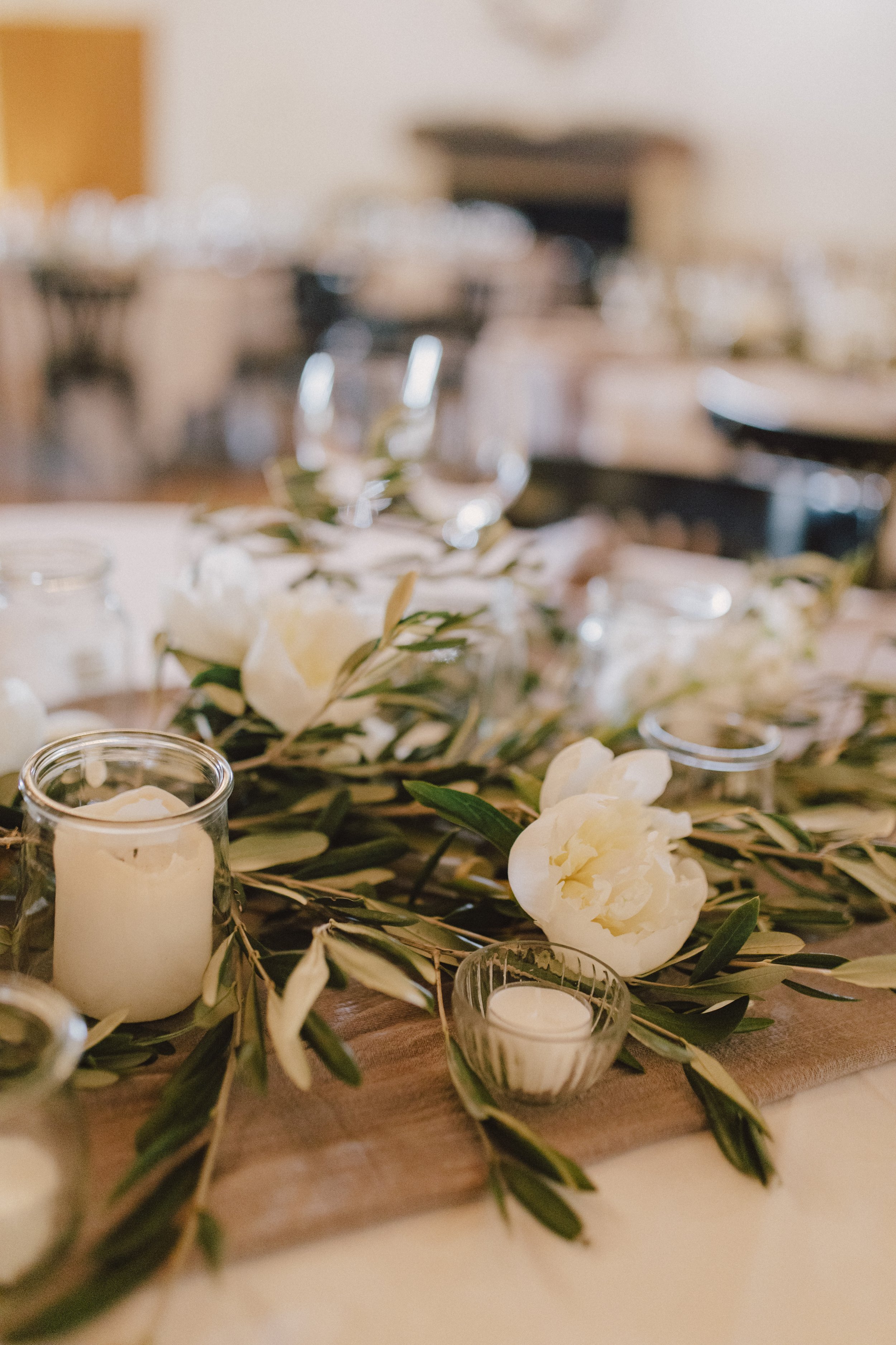 Greenery Hochzeit mit Olivenzweigen und weißen Pfingstrosen