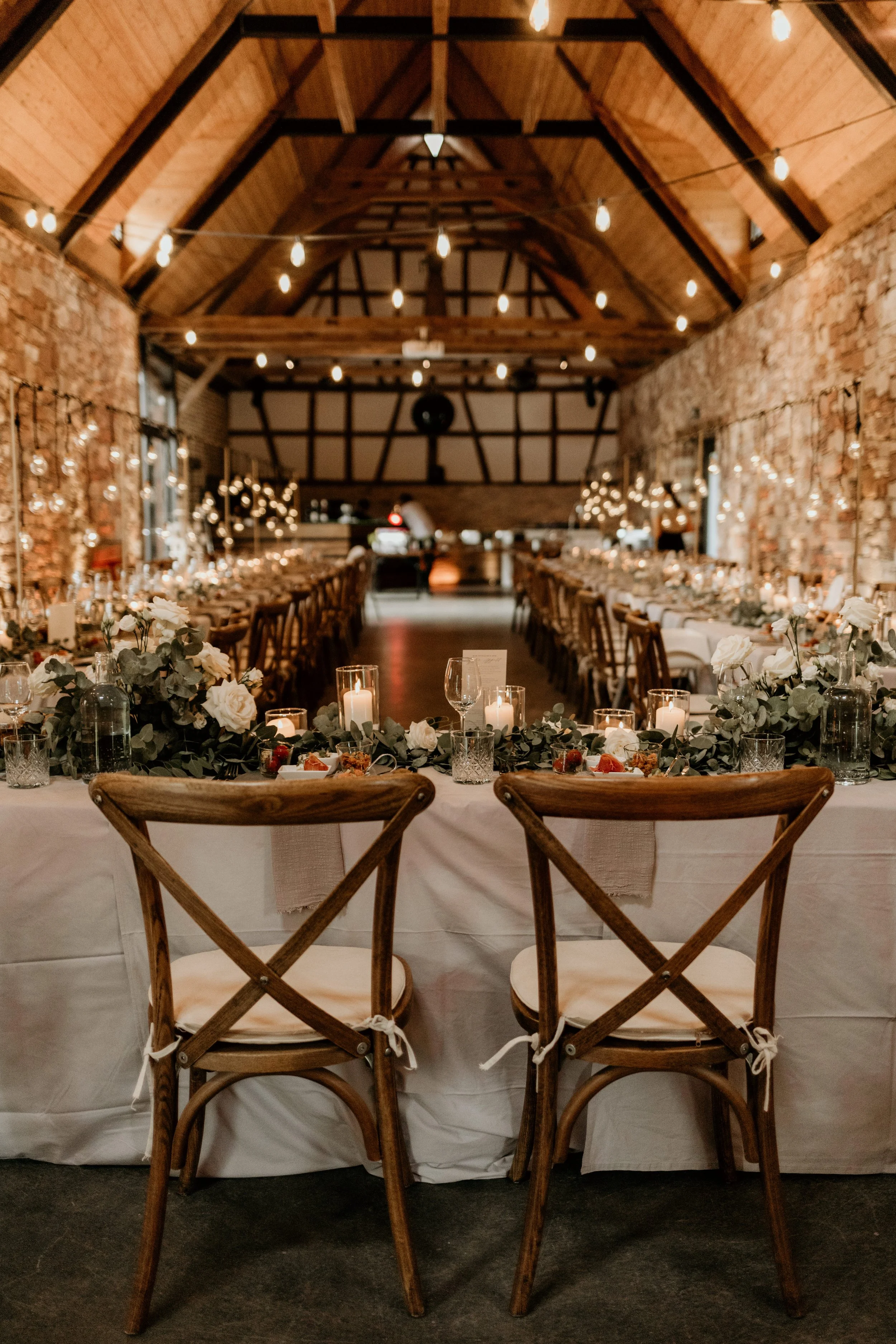 Stimmungsvoll beleuchtete Hochzeit in Naturtönen - auf dem Gut Rehbach