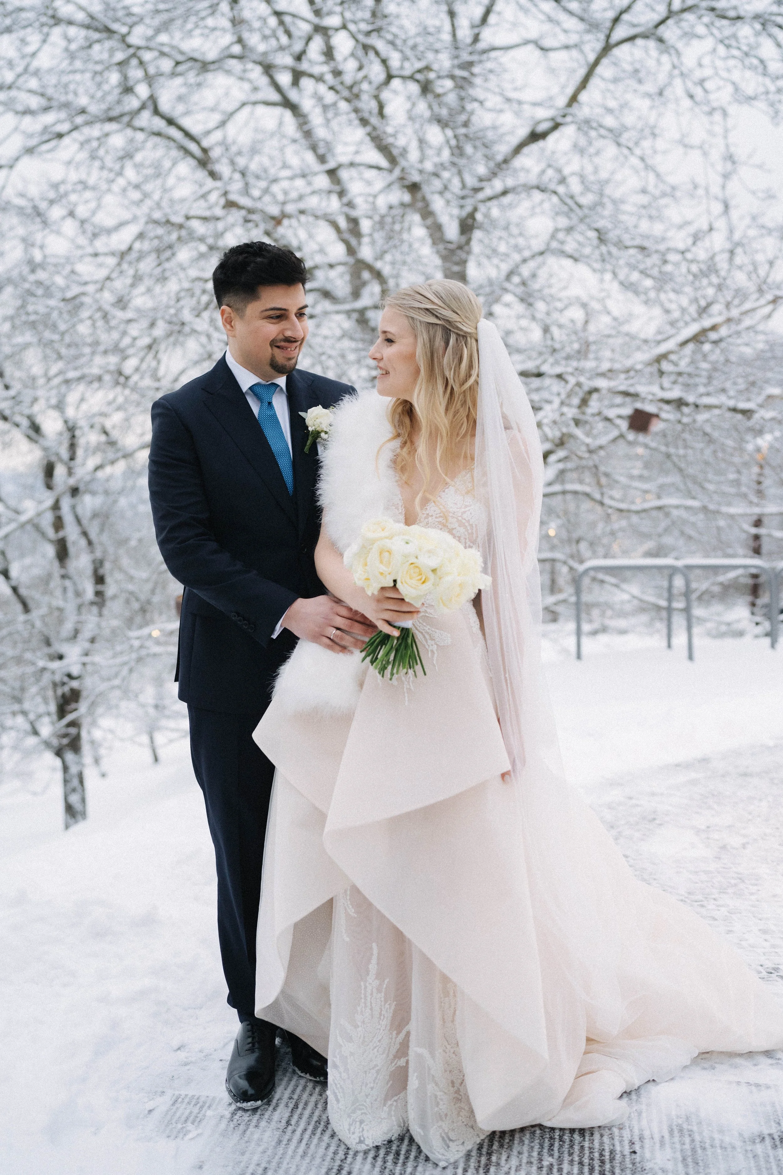Eine wunderschöne Winterhochzeit im Schnee und Kerzenschein - Waldcafé Pfullingen