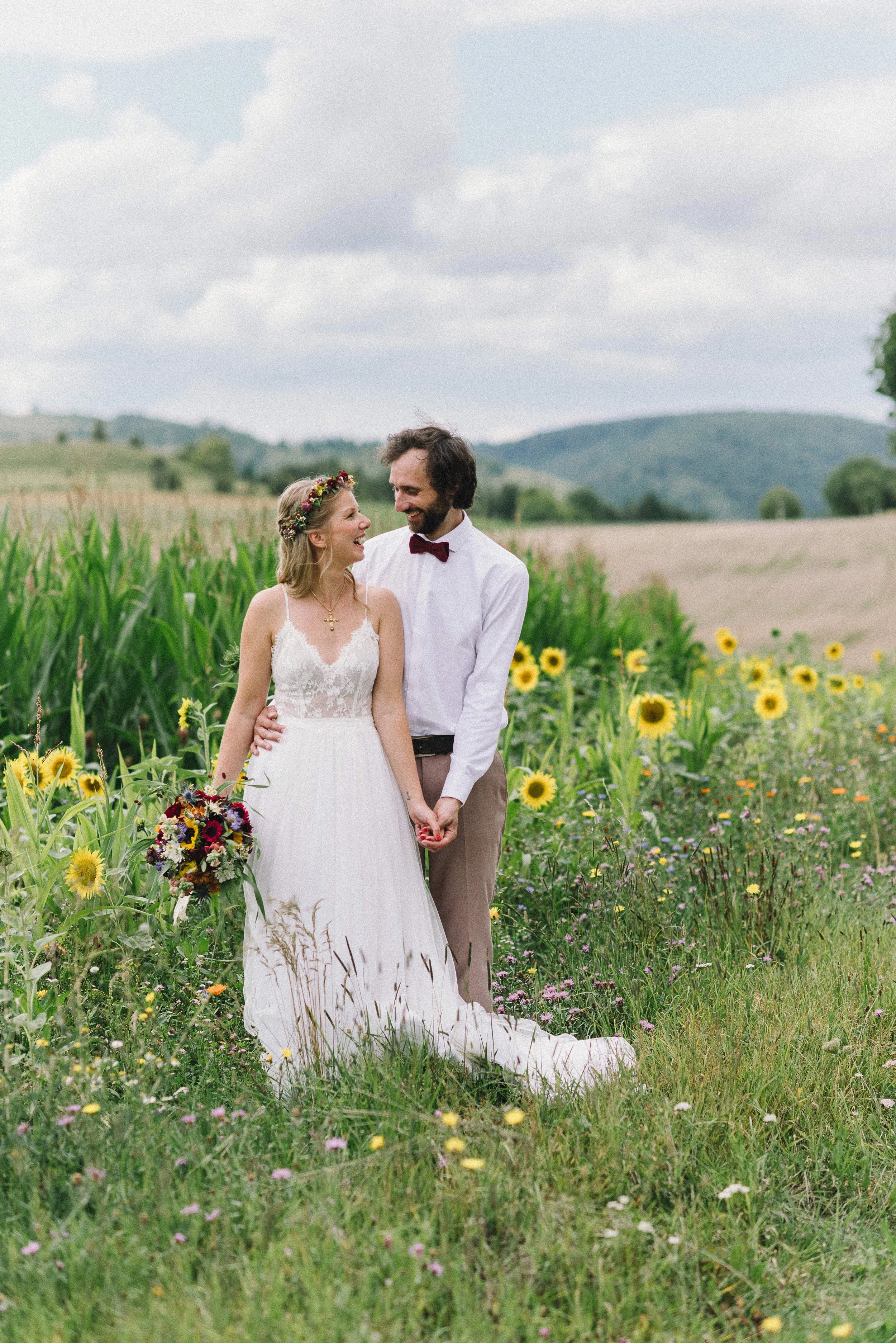 Bunte Sommerhochzeit mit Wiesenblumen Charakter, Wimsener Mühle