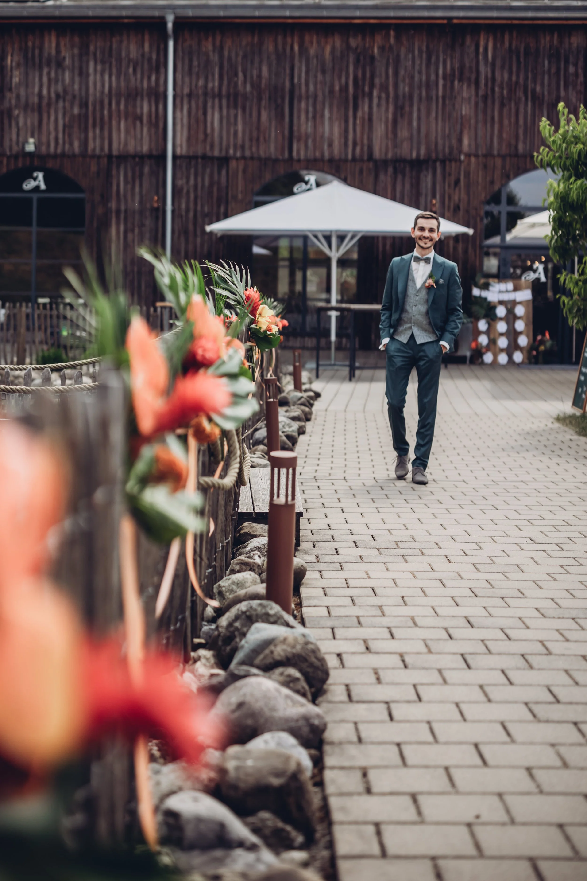 Farbenfrohe & exotische Hochzeit im Achalmhof Reutlingen — Anmut und
