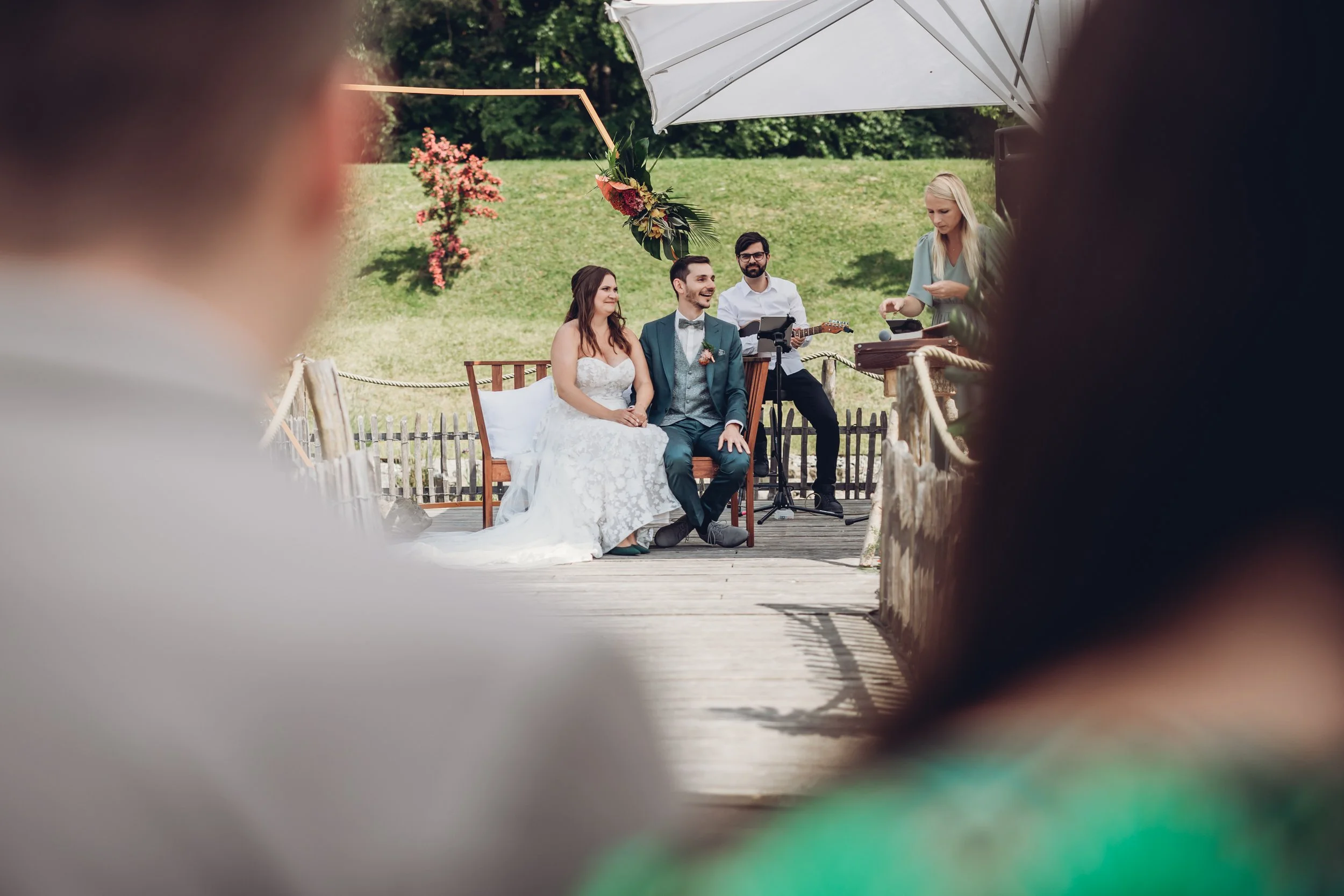 Farbenfrohe & exotische Hochzeit im Achalmhof Reutlingen — Anmut und