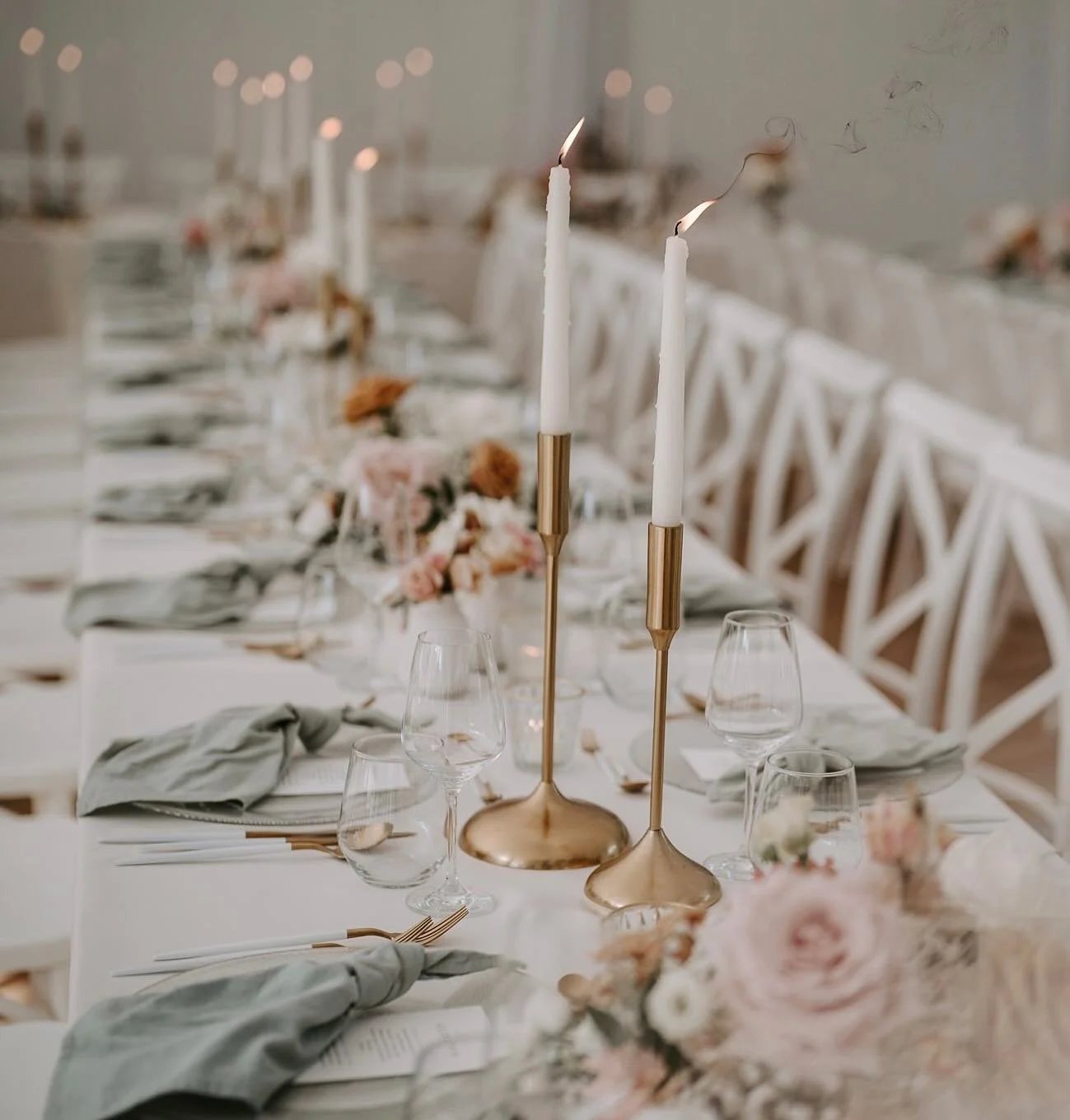 Ohne Dekoration und Floristik einfach nur ein leeres Zelt. Mit beidem jedoch ein Hochzeitstraum! Bei diesem wundersch&ouml;nen Konzept gef&auml;llt mir vor allem die Wahl der zarten Farbt&ouml;ne. Alles wurde bis ins Detail abgestimmt. 

Fotos von @b