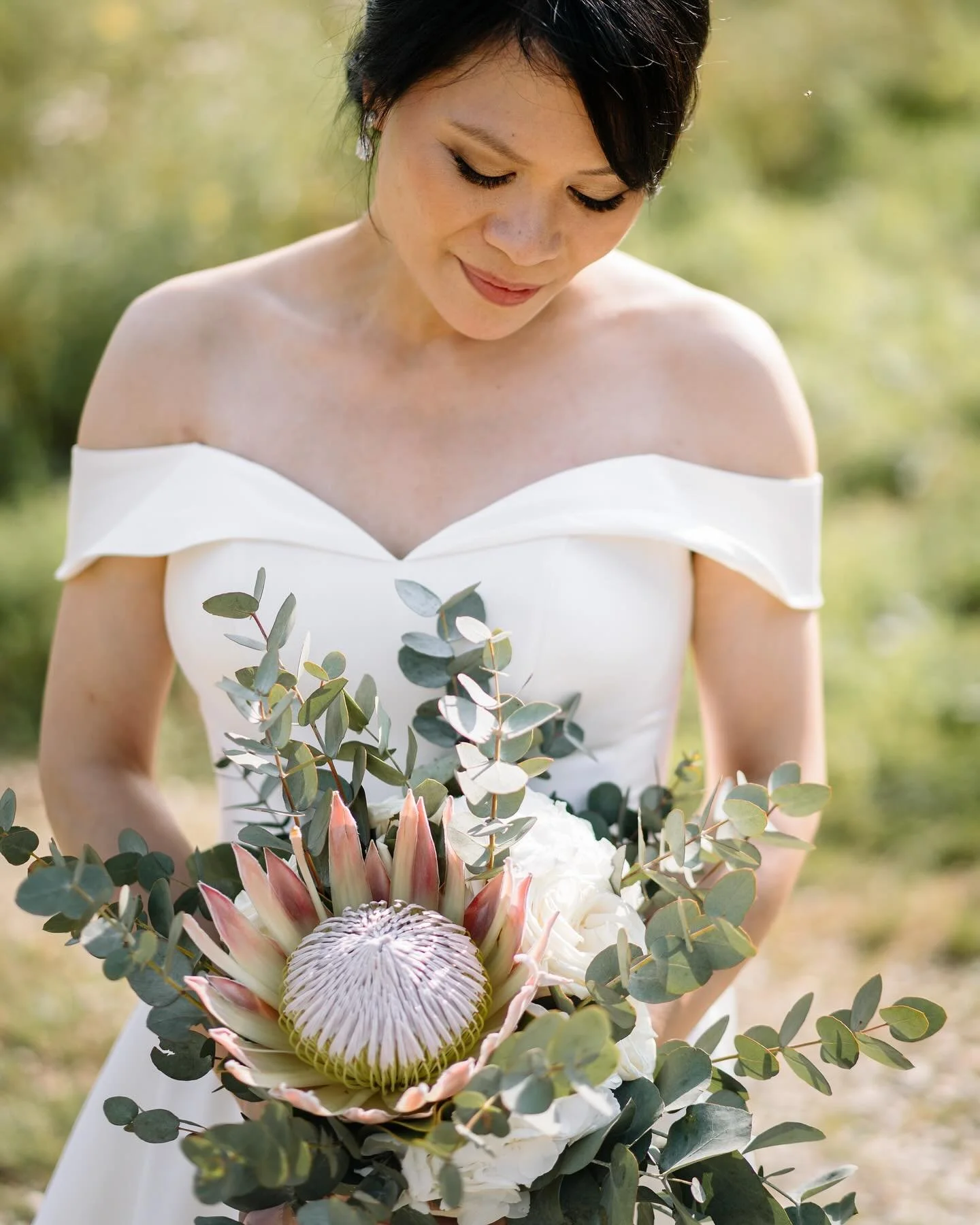 Brautstrau&szlig; lieber klein, mittel oder gro&szlig;? Wild gebunden oder doch lieber klassisch? Lange B&auml;nder oder nur Griffband? Allein f&uuml;r den Brautstrau&szlig; gibt es einige Punkte zu entscheiden. Da kann einer Braut schon einmal der K