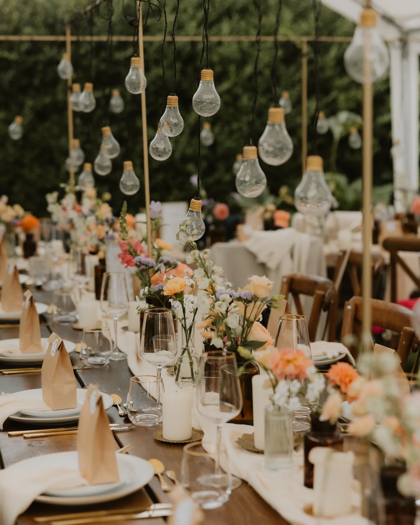 F&uuml;r all diejenigen, die trotz Weihnachtsmodus,  gedanklich dennoch auch bei der Planung der Sommerhochzeit sind, haben wir hier eine wundersch&ouml;ne Inspiration! Eine Gartenhochzeit mit 30 Personen. Es sollte sommerlich, romantisch, festlich w