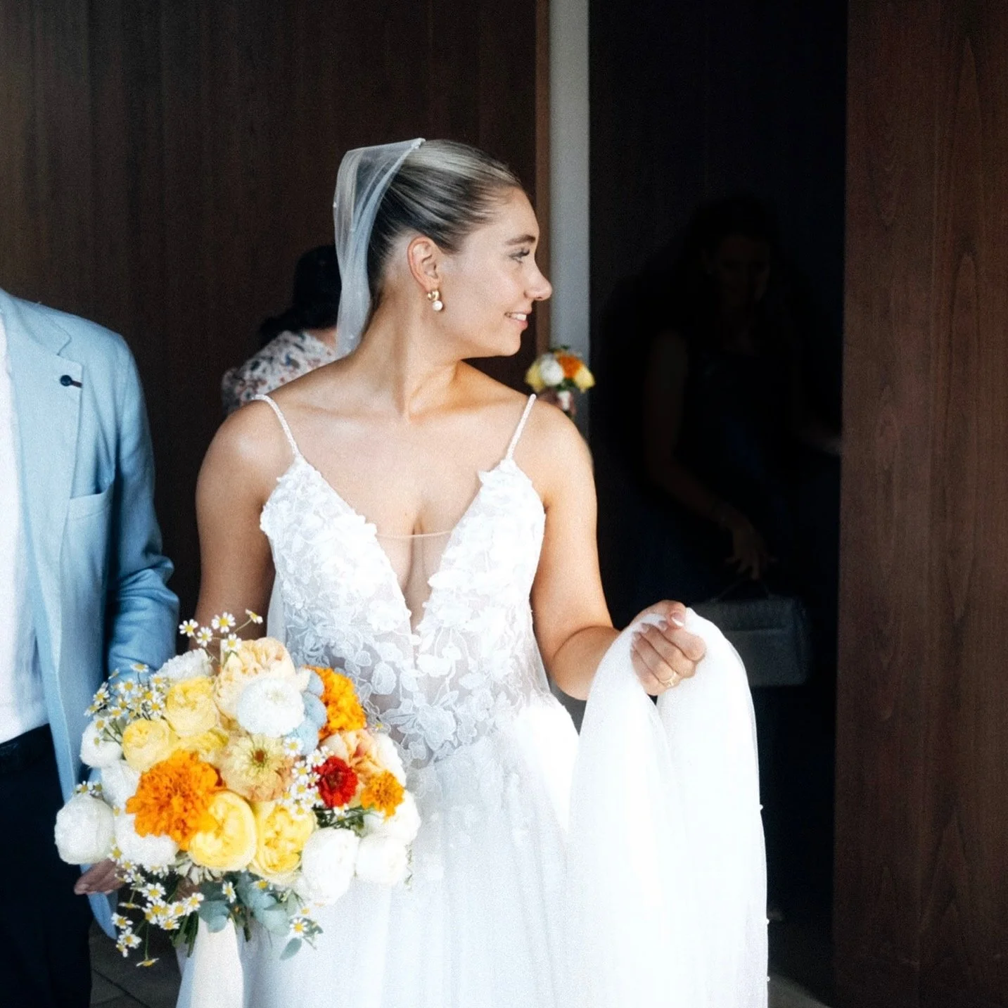 Das Brautpaar dieser sch&ouml;nen Hochzeit im @zollhaus_ludwigshafen hat sich im Laufe der Planungszeit umentschieden. Die urspr&uuml;nglich geplante, gr&uuml;n gehaltene, mediterrane Dekoration mit gelben Akzenten, wurde zu einer farbenfrohen umgewa