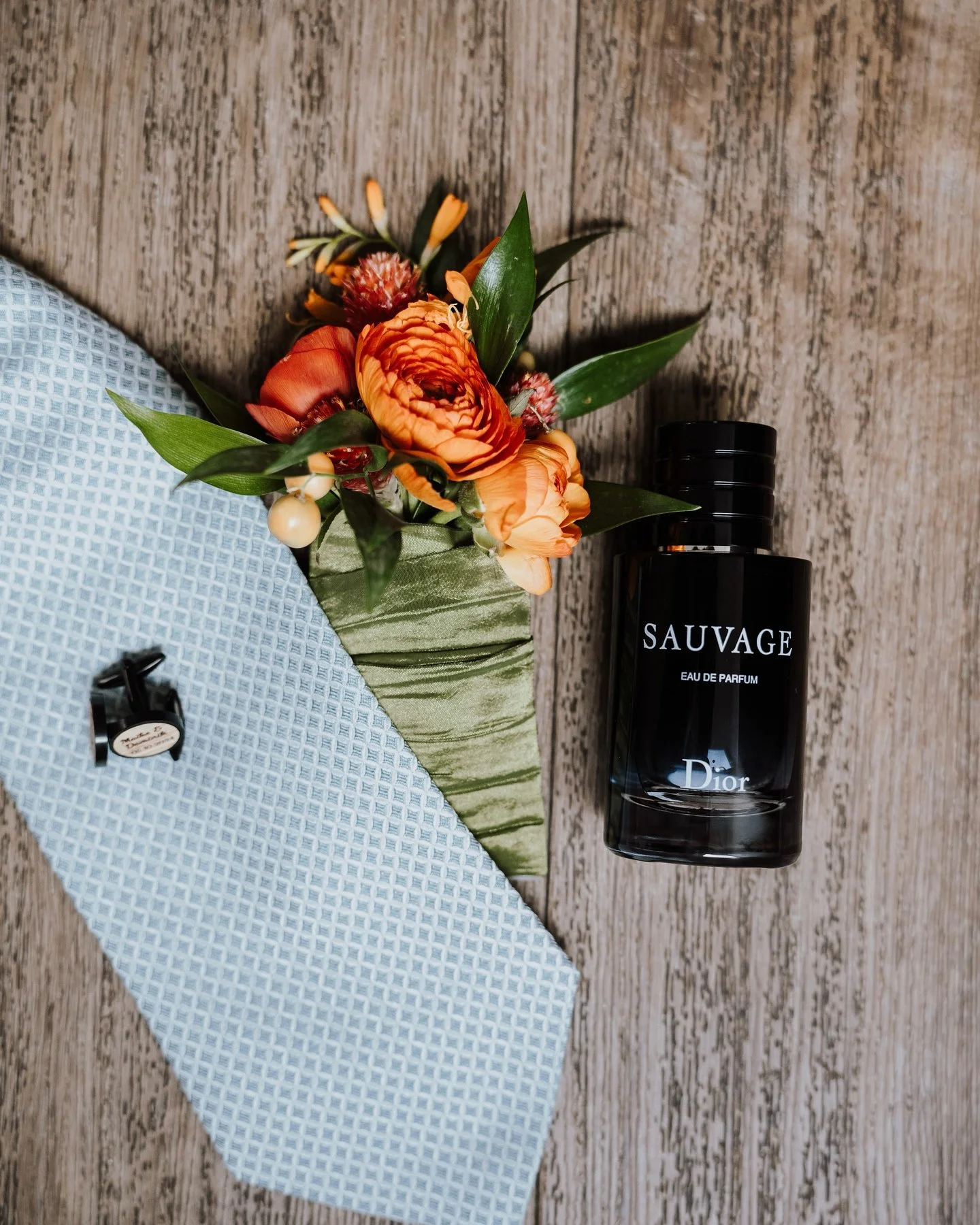 Liebe M&auml;nner! Seid ihr eher Team Anstecknadel oder Taschen-Boutonniere? Blumen f&uuml;r die Sakkotasche werden immer h&auml;ufiger gew&uuml;nscht. Ich muss zugeben, sie sehen auch sehr sch&ouml;n aus und ersetzen das Sakkotuch. Eine Nadel erspar