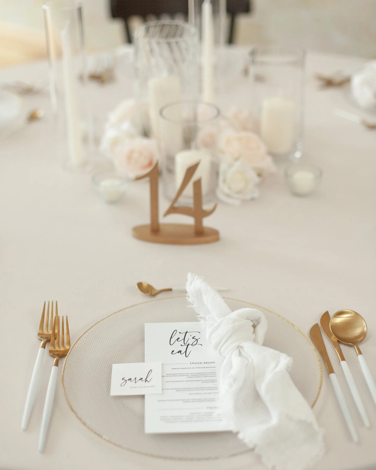 Auch dieses puristische Konzept, so anders es im Vergleich zum ersten ist, passt sehr gut in den Festsaal vom @hydepark_engstingen. Zarte Farben in Creme und Ros&eacute;, gepaart mit Wei&szlig; und Gold. Edel, puristisch, elegant, fein. 

&Uuml;brige