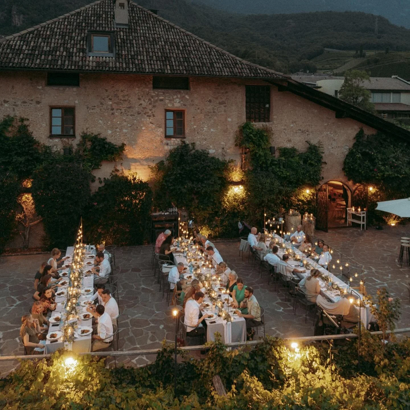 Ein Hochzeits-Sommertraum in Italien. 
Fast jedes Jahr sind wir beim @seehofkeller und d&uuml;rfen dort ein Lichtermeer auf den Tischen und &uuml;ber der Tanzfl&auml;che zaubern. Diese Hochzeit war letztes Jahr im August. Wir haben hier ein Gesamtkon