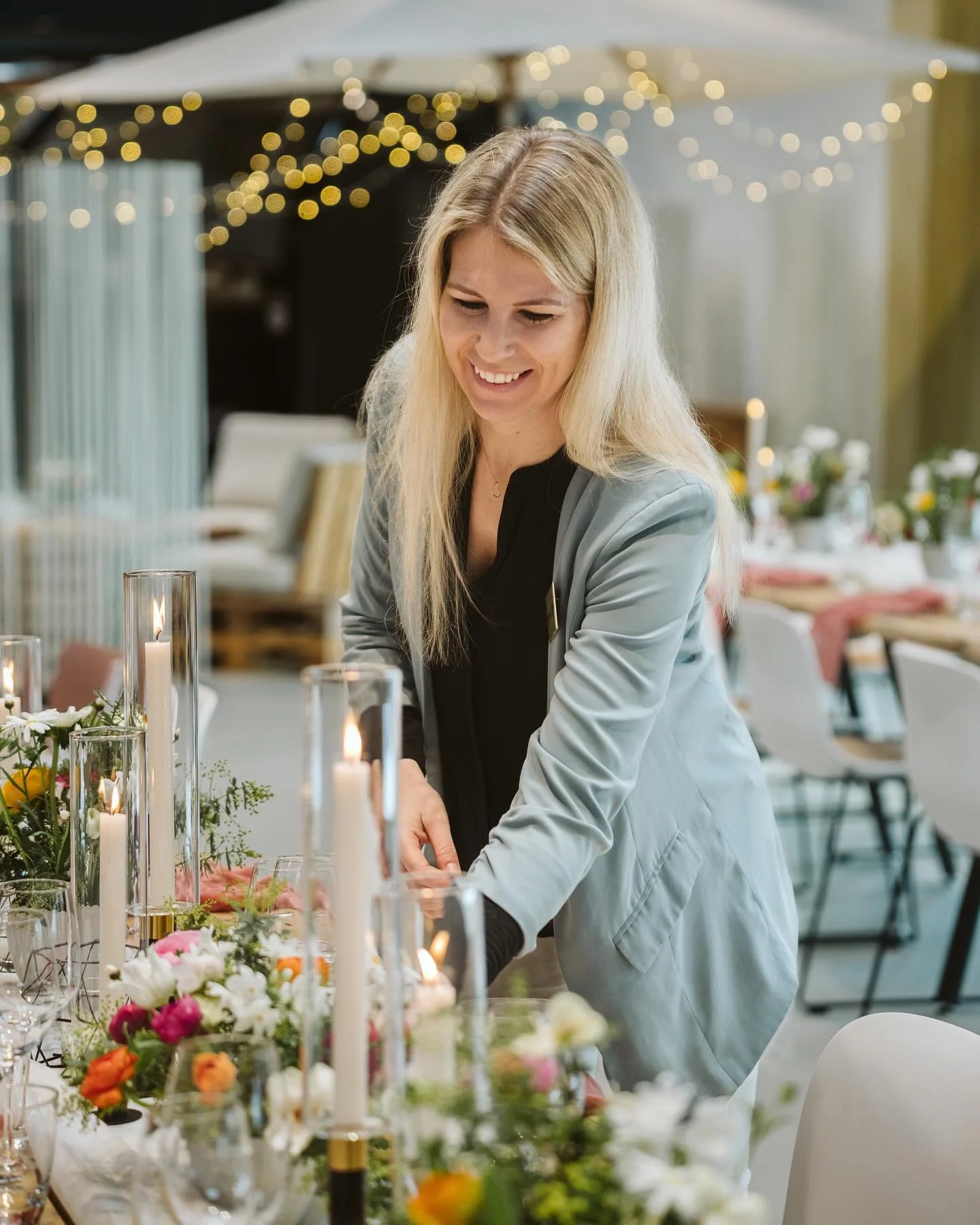 Mein Team und ich beim Zaubern ☺️ 
Definitiv der beste Teil meiner Arbeit - im Team gemeinsam vor Ort sein und Hochzeitstr&auml;ume wahr werden lassen! 

An dieser Stelle auch gro&szlig;er Dank an alle flei&szlig;igen Bienchen von Anmut und Sinn! 🫶 
