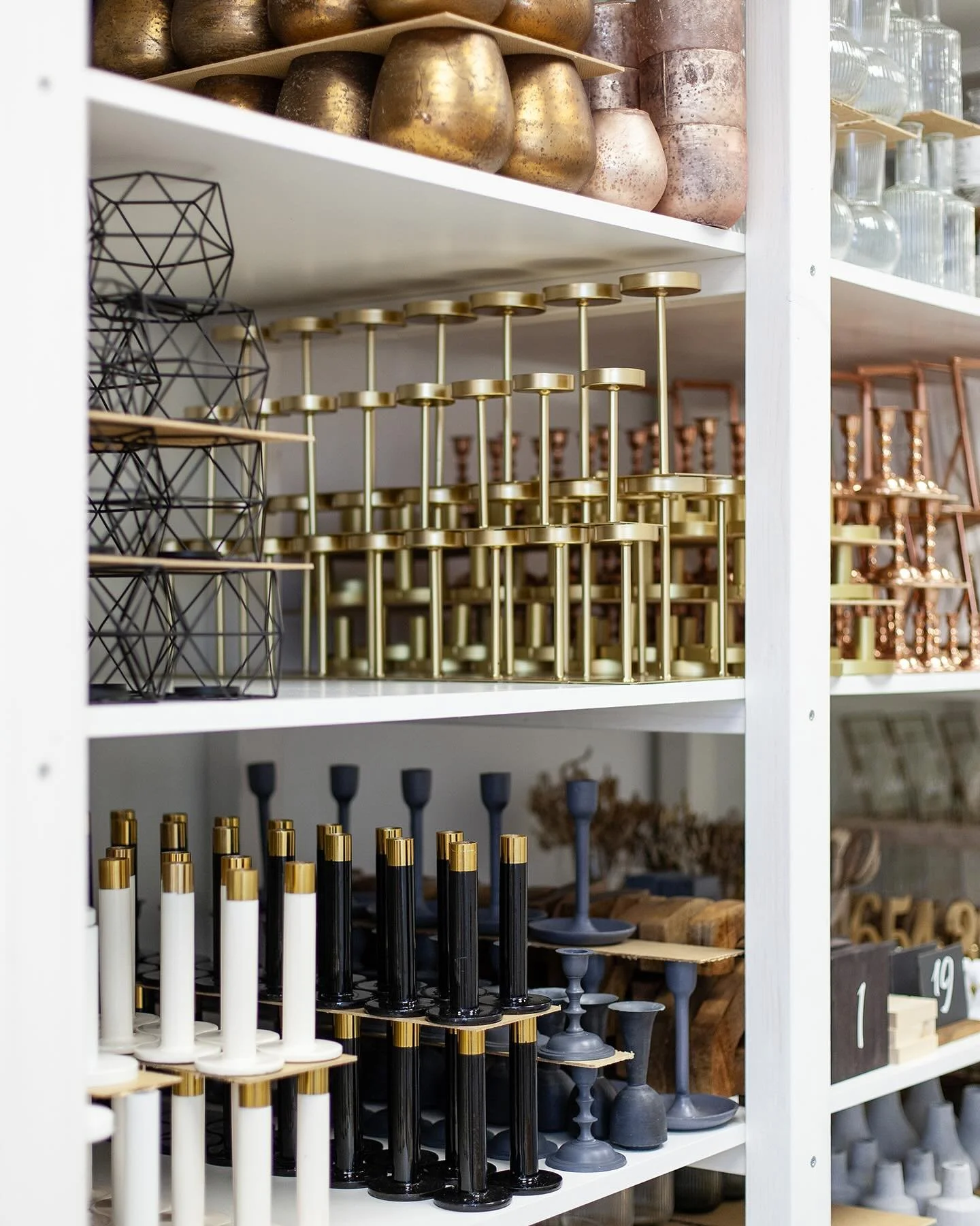 Seit unseres letzten Umzugs Ende 2024 haben wir f&uuml;r euch umgebaut und k&ouml;nnen ein ganz besonderes Showroom Erlebnis bieten :)

Unsere Brautpaare bekommen in unserem Showroom uneingeschr&auml;nkten Einblick in das Sortiment f&uuml;r Tischdeko