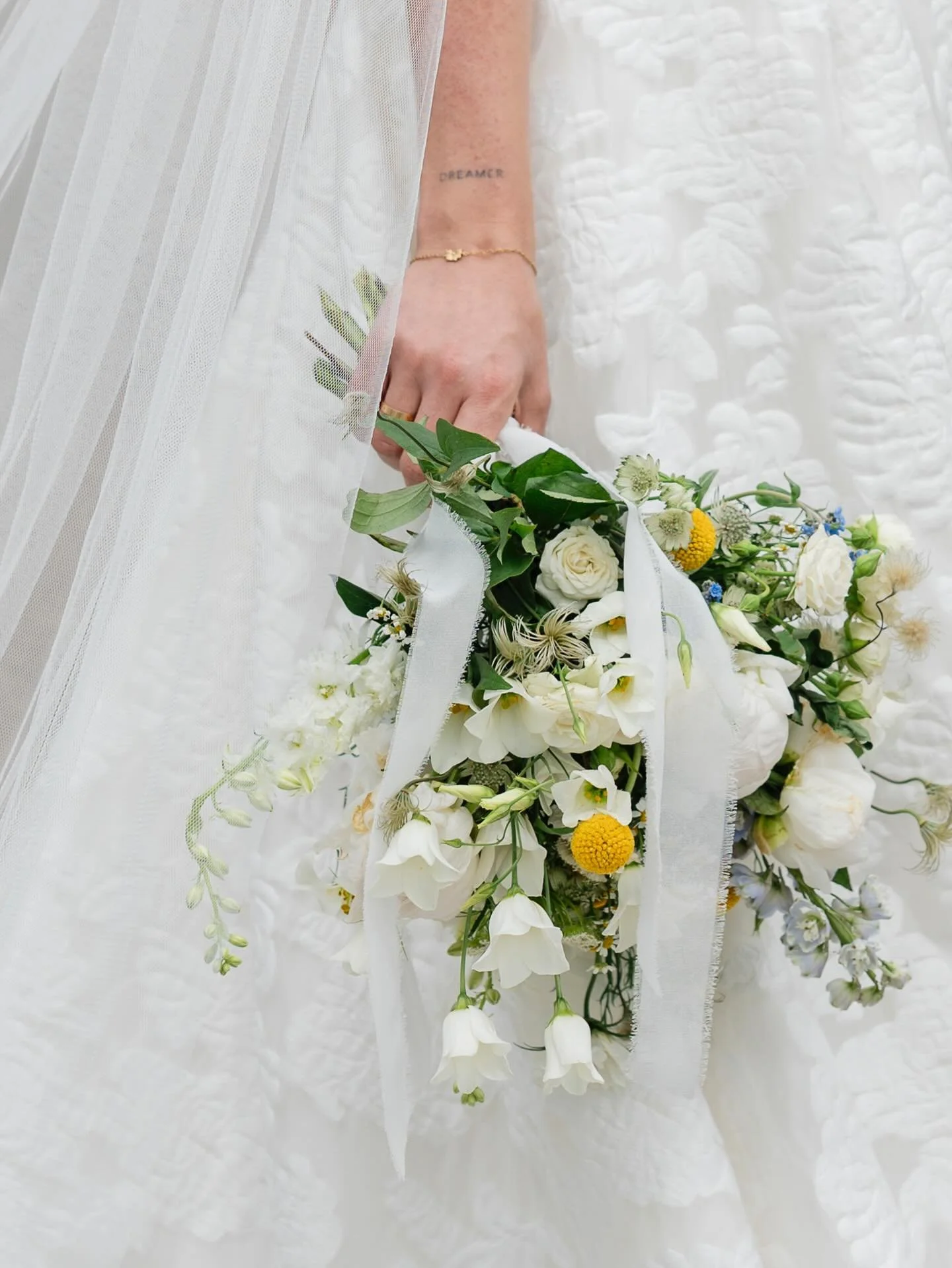 Unser Saisonauftakt startete dieses Jahr mit dieser wundersch&ouml;nen Hochzeit in der @eventlocation.lindenhof ein frisches, fr&uuml;hlingshaftes Konzept mit gr&uuml;nem Amaranthus und passenden, zarten Blumen. 

Fotos: @annafutter.photography 

#fr