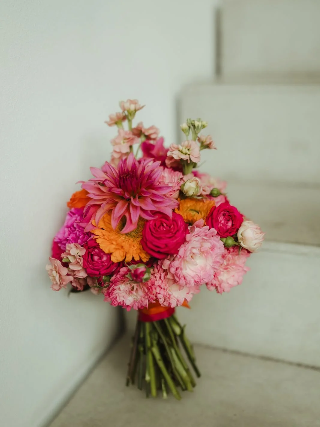 Ein Highlight dieses Jahr war f&uuml;r uns diese farbenfrohe, knallige Hochzeit in Pinkt&ouml;nen &amp; Orange! In dem zeitlosen, klaren Ambiente des @glashaus.events waren die Blumen ein richtiger Farbklecks und kamen ganz gro&szlig; raus. Die Hochz