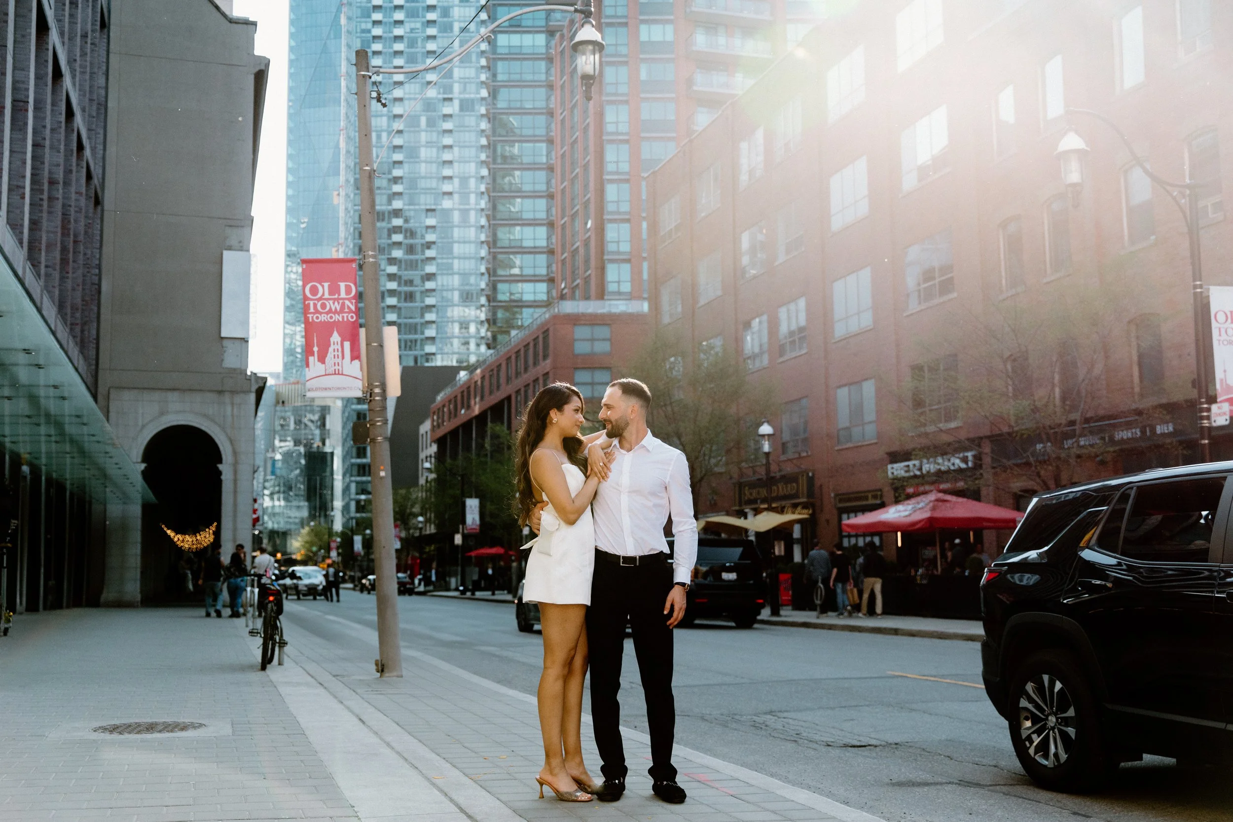 Chic engagement portraits captured in the heart of Toronto