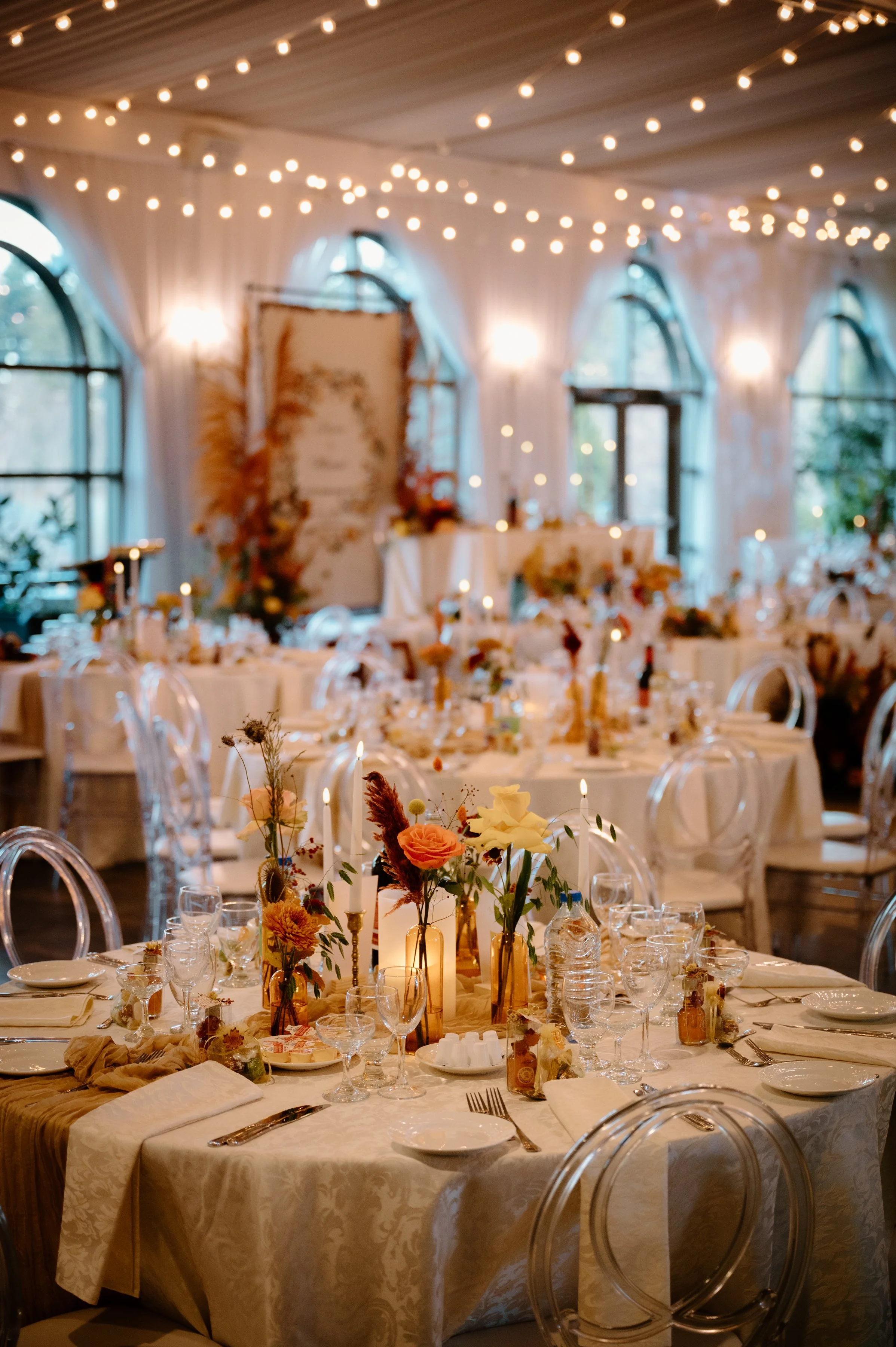 Wide photo of a styled dinner table at a wedding reception at the Royal Ambassador in Caledon