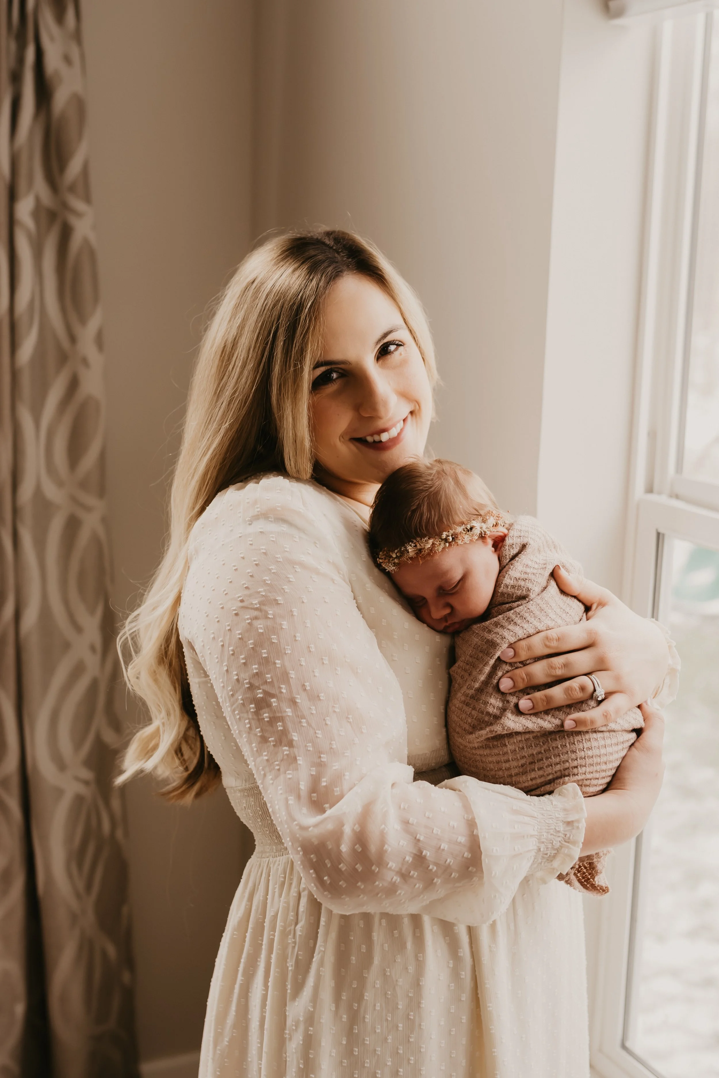 “Posed vs Lifestyle Newborn Photography – What’s the Difference?”