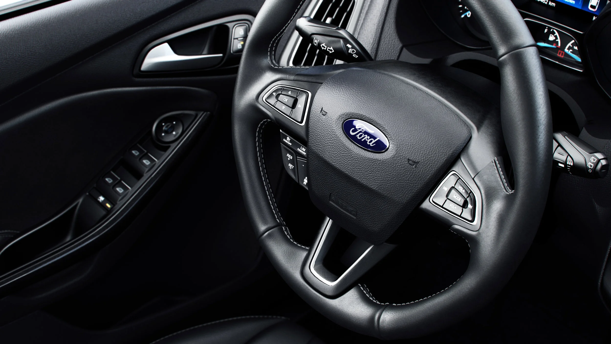 C346_50mm_CloseUp_SteeringWheelDoor_CC_2K.jpg