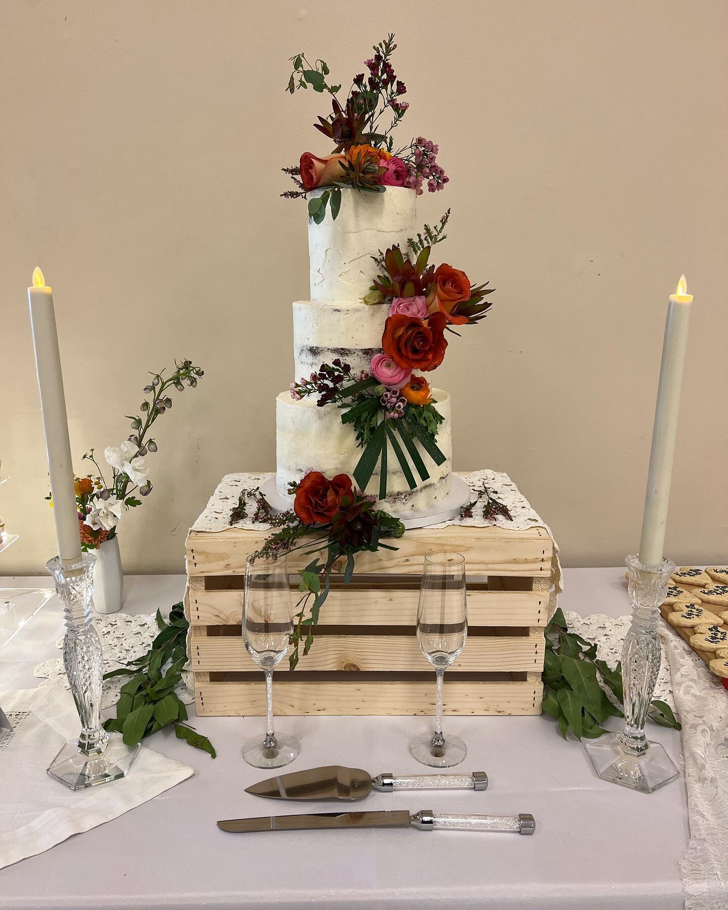 Bohemian style wedding.
Congratulations Kris &amp; Ben!
#femaleownedbusiness #desertartist #hwy62arttours #shoplocal #thetasteoffineart at #fineartcookies #edibleart #fullscratchbaker #customcookies #customdecoratedcookies 
#customdecoratedcakes #roy