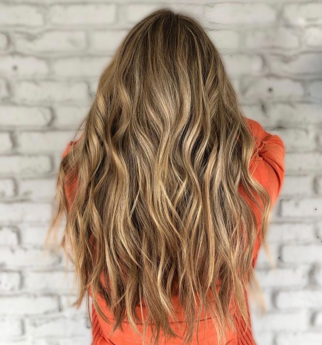 &ldquo;Hey Alexa, play &lsquo;Hey Now&rsquo; by Hilary Duff.&rdquo;
🎶 🎵 THIS IS WHAT DRREEEAAAAMMMS ARE MADE OF🎵🎶
I&rsquo;m obsessed with this color, the length, the fullness... By ✨ @kacie_lavishwayzata #hairenvy #foilage #paintedandfoiled #hair