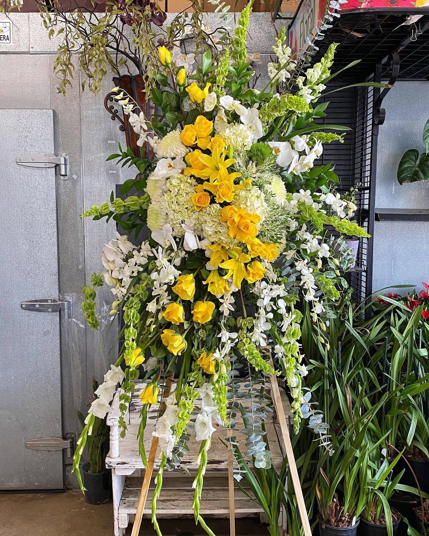 A beautiful standing Arrangement, highlighted with bright yellow roses and lilies☀️

What do you think? 

	&bull;	

	&bull;	

	&bull;	

#ocflorist #ocflowers #momhobby #hobbies #hobby #flowersofinstagram #flowerstands #socalmoms #socalliving #momsofi