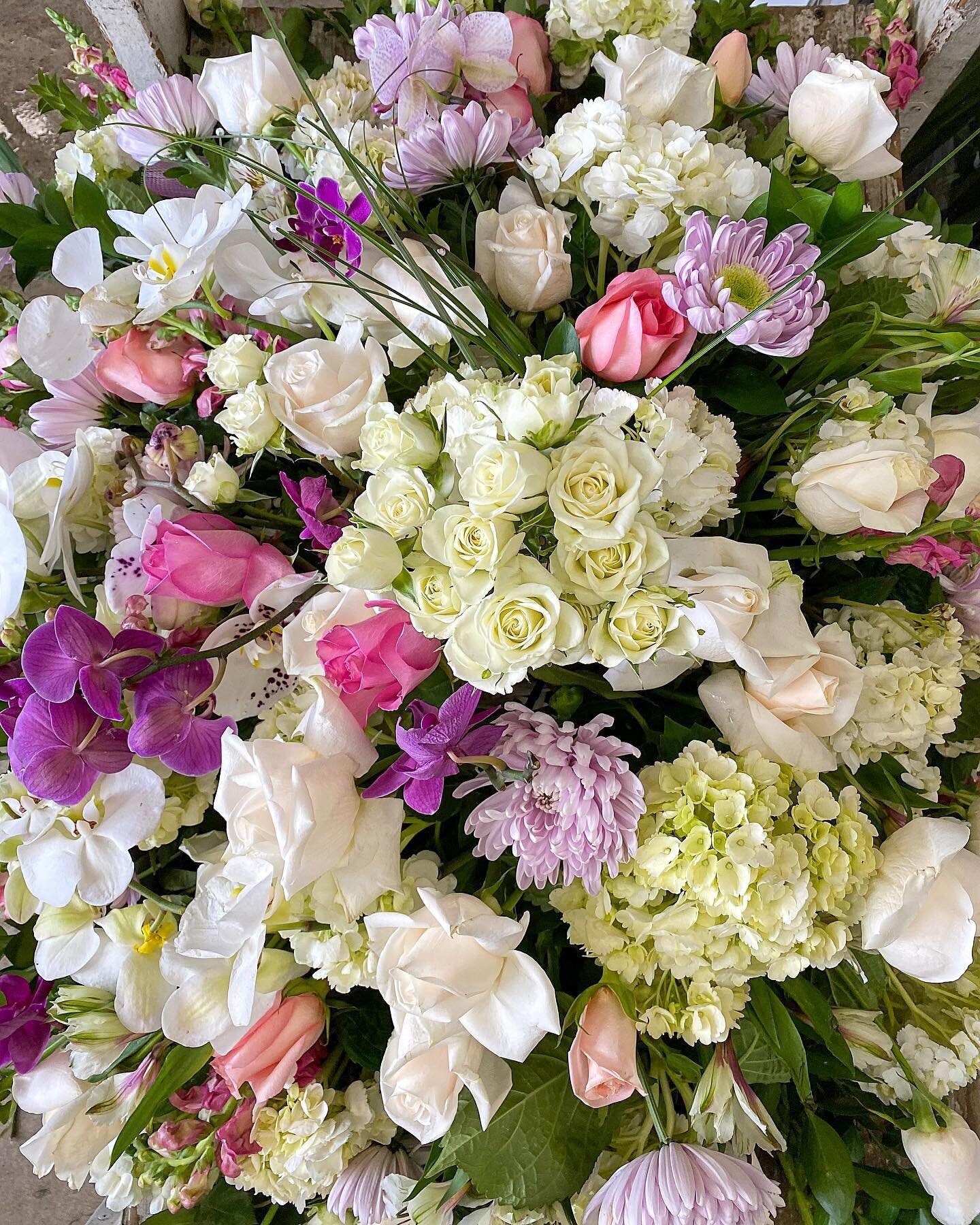 Beautiful casket piece consisting of Hydrangea, Roses, orchids and more ✨

Beautiful piece to commemorate a beautiful life. 

&bull;
&bull;
&bull;

#flowerarrangement #funeralflowers #funeralflorist #ceremonyflowers #flowerpics #flowerpicture #flower