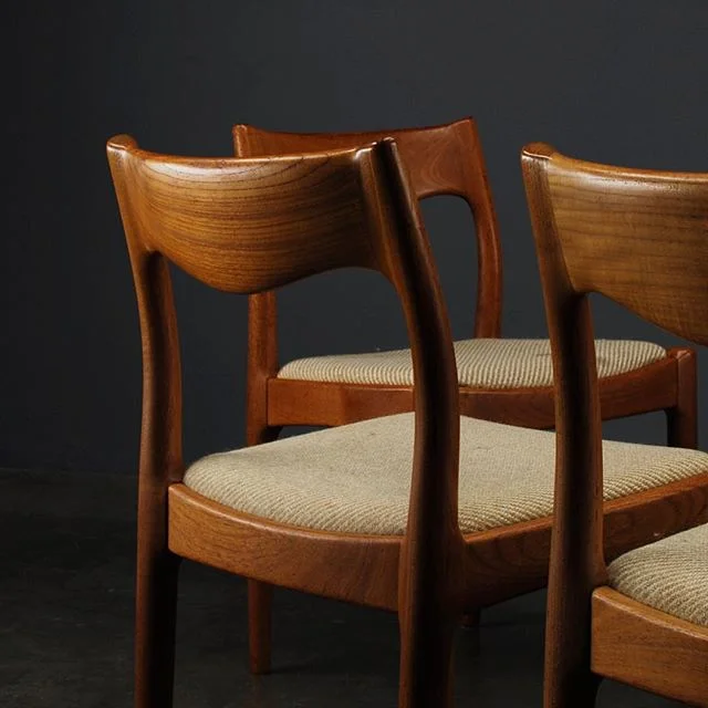 Six of these beautiful mystery chairs available now. Those curves! 
#midcenturyfurniture #midcenturymodern #chairs #interiordesign #danishmodernfurniture #danishmodern #teak #madsen_modern