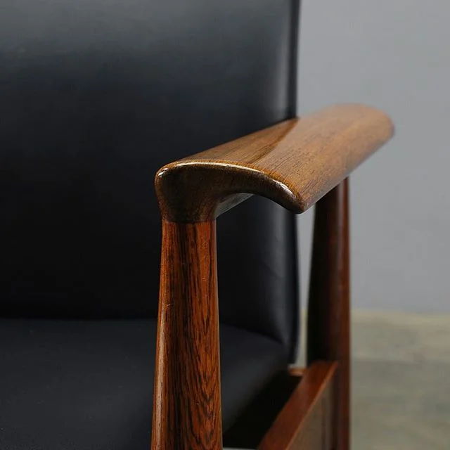 Details, details. Finn Juhl 'Diplomat' chair in rosewood and black leather. Pair available now. 
#finnjuhl #diplomatchair #vintagefurniture #danishmodernfurniture #midcenturyfurniture #midcenturymodern #danishmodern #chairporn #madsen_modern