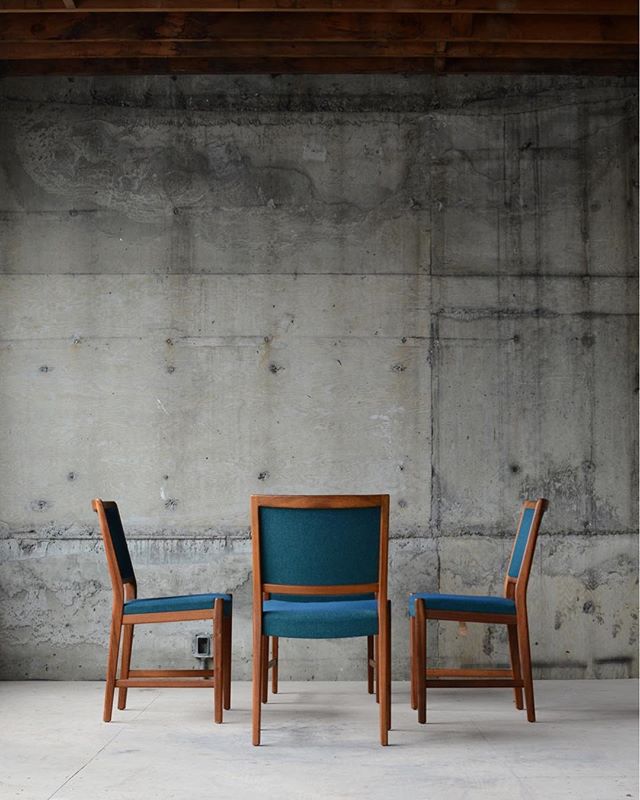 We're going to reupholster these chairs because the underlying foam is brittle, but we're kinda hoping whoever buys them picks a blue-green like the original. 💙+💚 #furniturerestoration #midcenturymodern #midcenturychairs #furnitureinspo #madsenmode