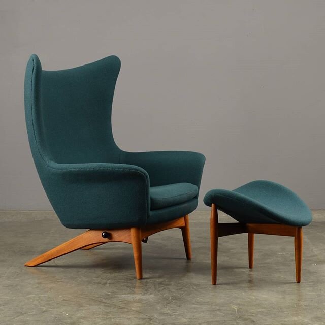 Lookit those swoops! 
HW Klein for Bramin, Denmark c.1960s. Freshly restored by @madsenmodern and @hmdukedesign Upholstery is a cozy woollen by @kvadrattextiles called Tonus. Check out the lovely hand stitching around the chair's perimeter! Don't fal