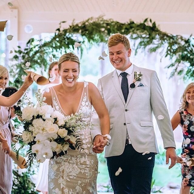 Our beautiful bride Kayla ✨
.
Such a special moment captured by @willideastudio .
.
@rosesonlygroup 
@madewithlovebridal 
@gabbinbarhomestead 
@blushandbangsbeauty