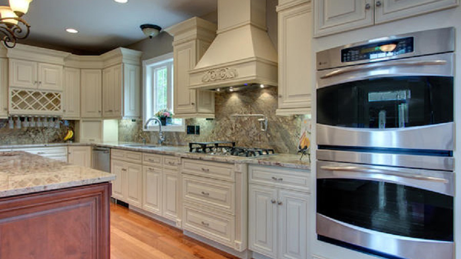 A7_Creme_colored_maple_wood_cabinets_with_a_bold_bronze_glaze_in_traditional_style_09.jpg