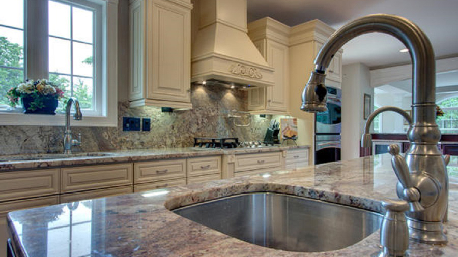 A7_Creme_colored_maple_wood_cabinets_with_a_bold_bronze_glaze_in_traditional_style_05.jpg