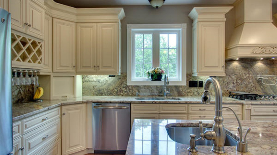 A7_Creme_colored_maple_wood_cabinets_with_a_bold_bronze_glaze_in_traditional_style_07.jpg