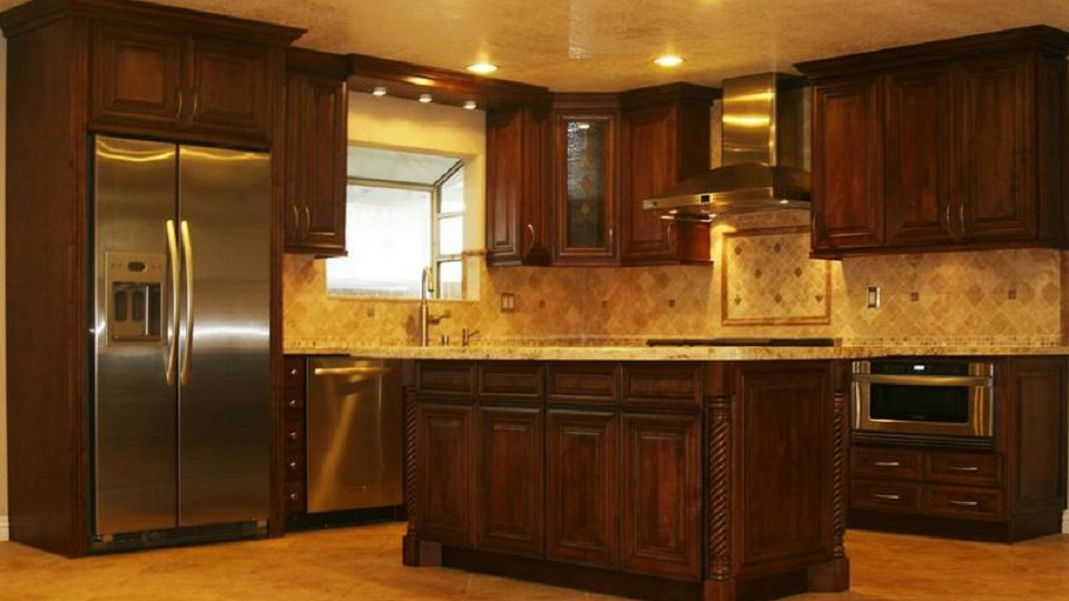 M01_Chocolate_stained_maple_wood_cabinets_in_a_rick_dark_glaze_in_traditional_style_03.jpg