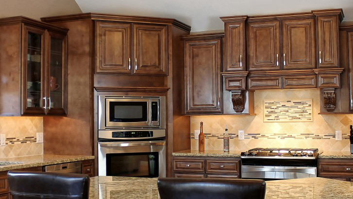 M01_Chocolate_stained_maple_wood_cabinets_in_a_rick_dark_glaze_in_traditional_style_01.jpg