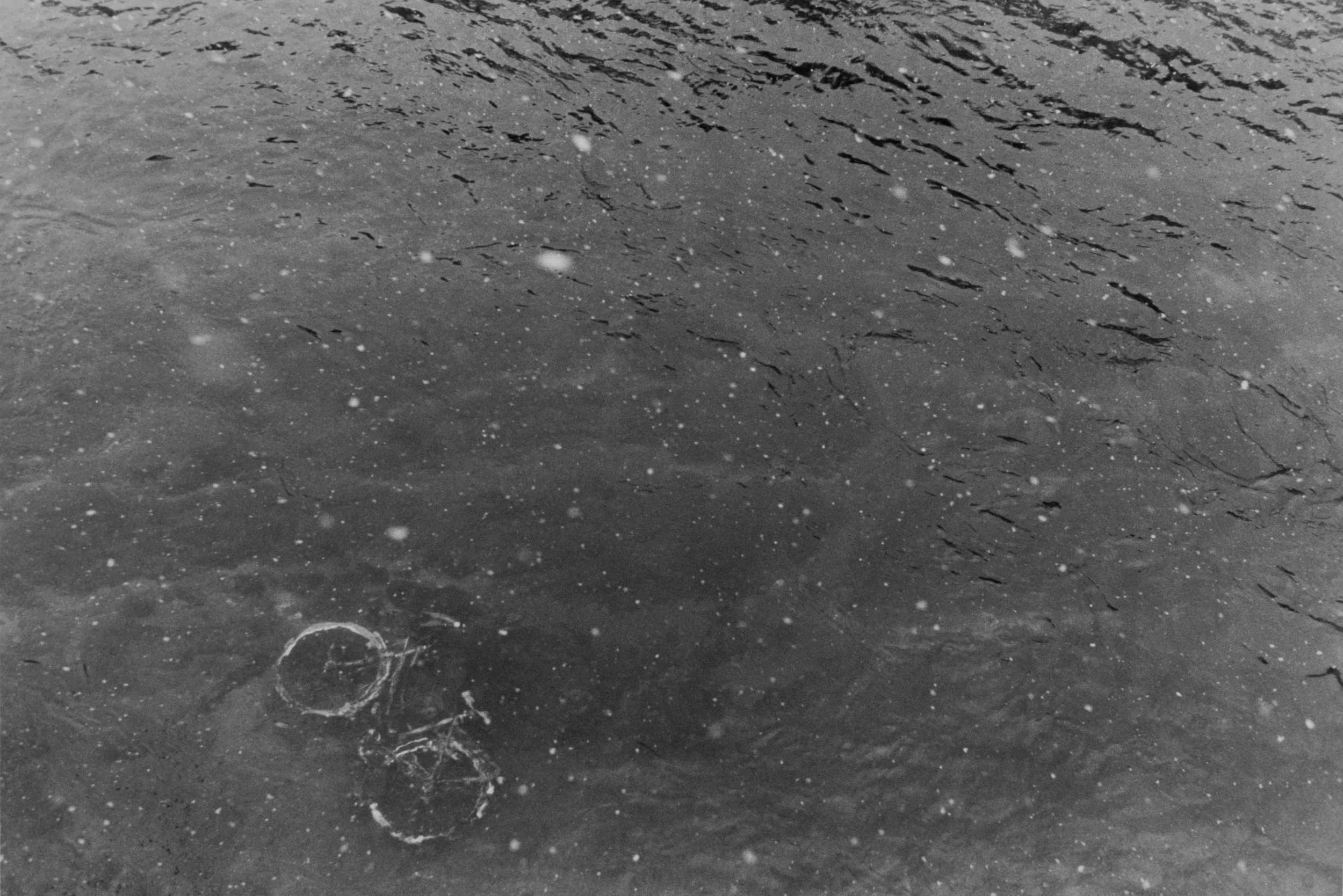 Un vélo dans l'Ariège en hiver