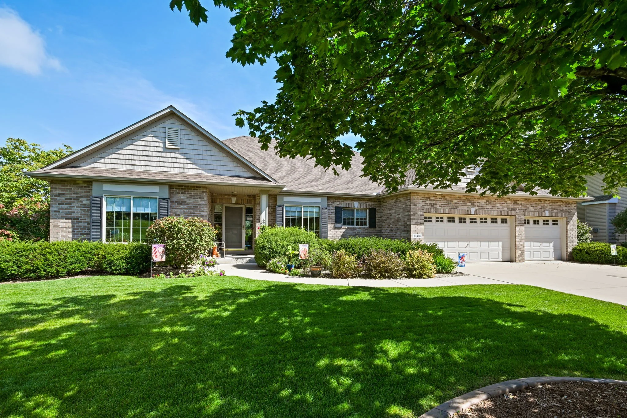 4-web-or-mls-12406 Jasper Ln 004Full.jpg