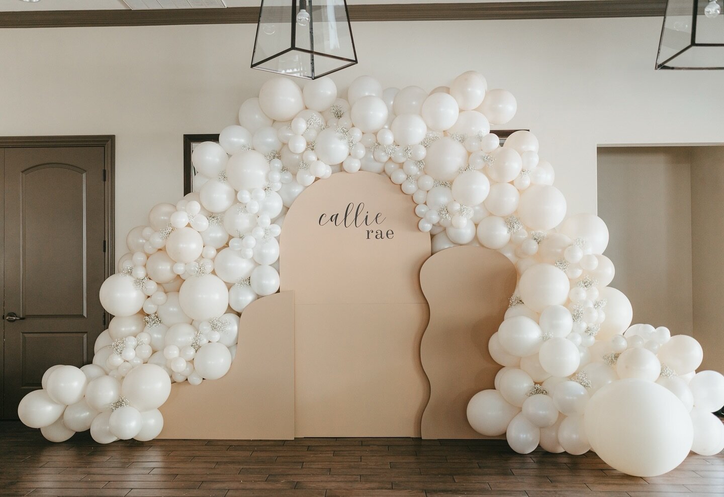 This install 🤩🤩🤩 so in love with this design and setup. Can&rsquo;t wait to share more from this sweet baby shower ☁️ 🤍

Happy baby shower Char + Ray

Vendor LOVE:
.
.
.
Backdrop: @rentals_blushandbloom
Balloons: @jazmin_blushandbloom
Bartending: