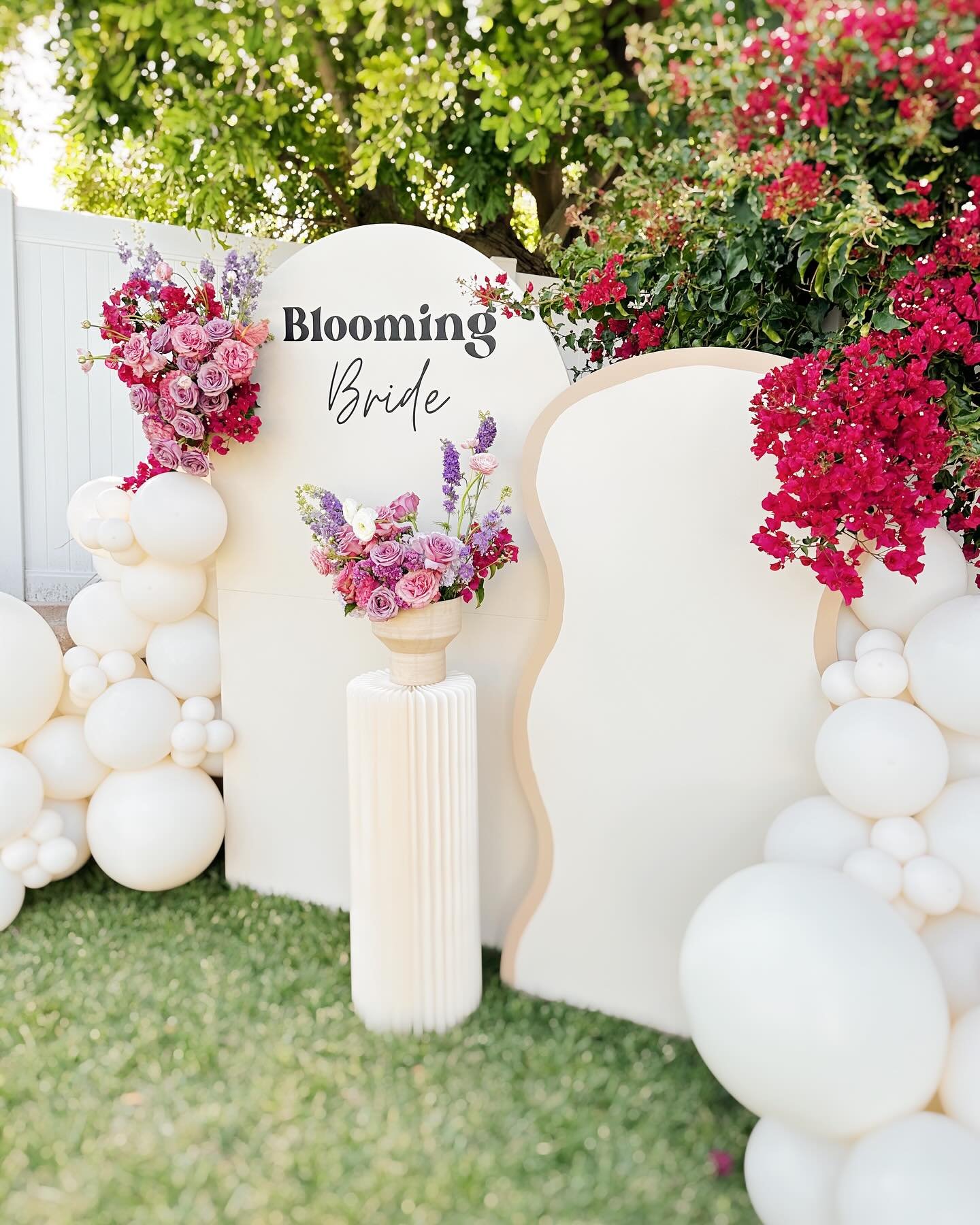 Let&rsquo;s bloom together 🌸💕. 

Design, balloons and florals: @itsblushandbloom 

#bridalshower #bloomingbride #bride #bridalinspiration