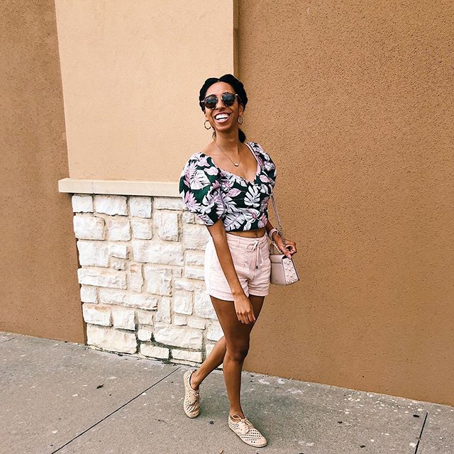 Walking into Monday like 😁!! Y&rsquo;all I&rsquo;ve been wearing this top on repeat this summer 💕💚 Shopping secret- I found it at the @dillards clearance center. If you have one of these near you, I highly suggest checking it out. Name brand appar