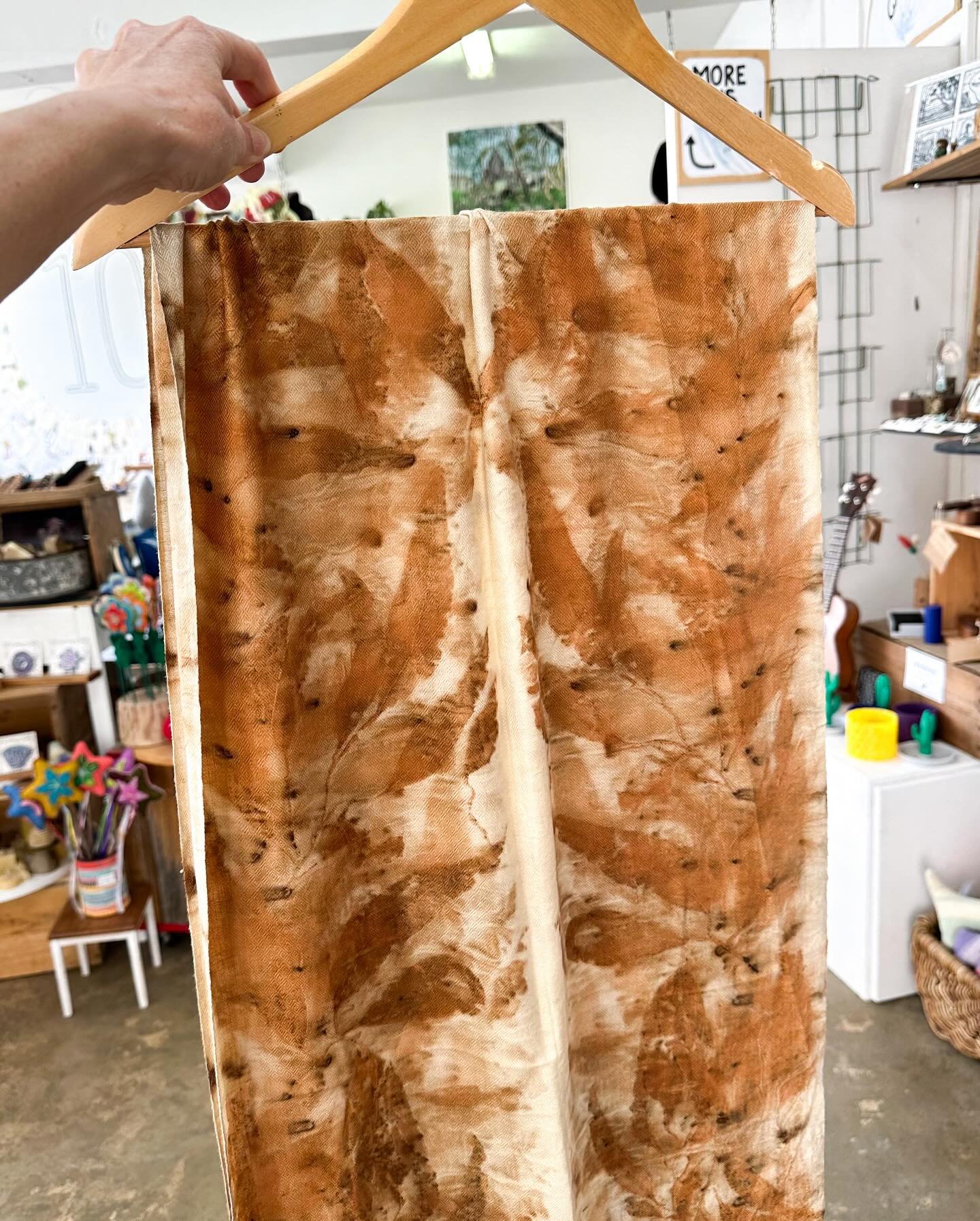 Soft + light silk scarves, beautifully eco-printed by @gumleaf_rag 🤎🍂

Available in our little artist collective or (similar) in our online shop ☺️ 

#ecoprints #silkscarves #slowfashion #sustainablefashion #eucalyptusleaves #madefromnature #eastgi