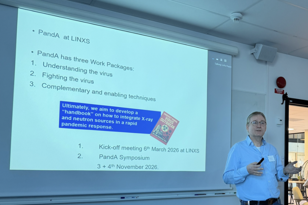 A man, Wolfgang Knecht presenting at LINXS. Photo.