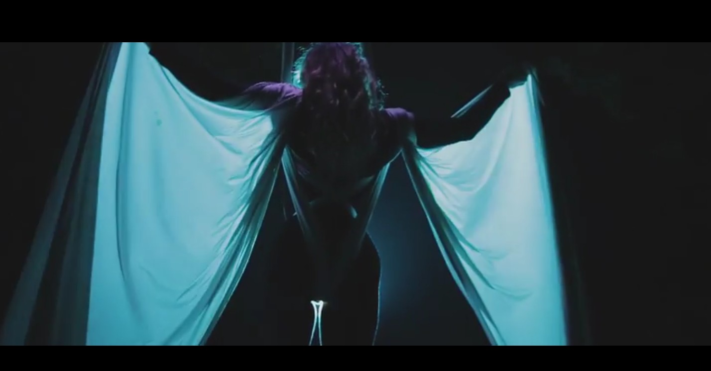 AERIAL Aerial silk performance of the the video clip "Hang on to you" for the Belgian group SeeUSoon in 2016.