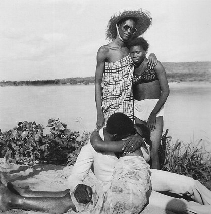 Les retrouvailles au bord du fleuve Niger by Malick Sidibé , 1974