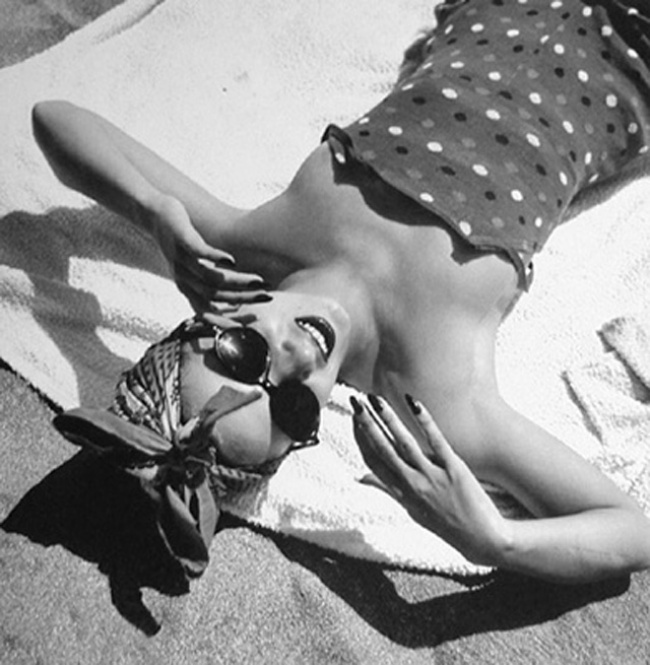 On the beach in Monte Carlo by Jaques-Henri Lartigue (mid 20th century, date unknown)