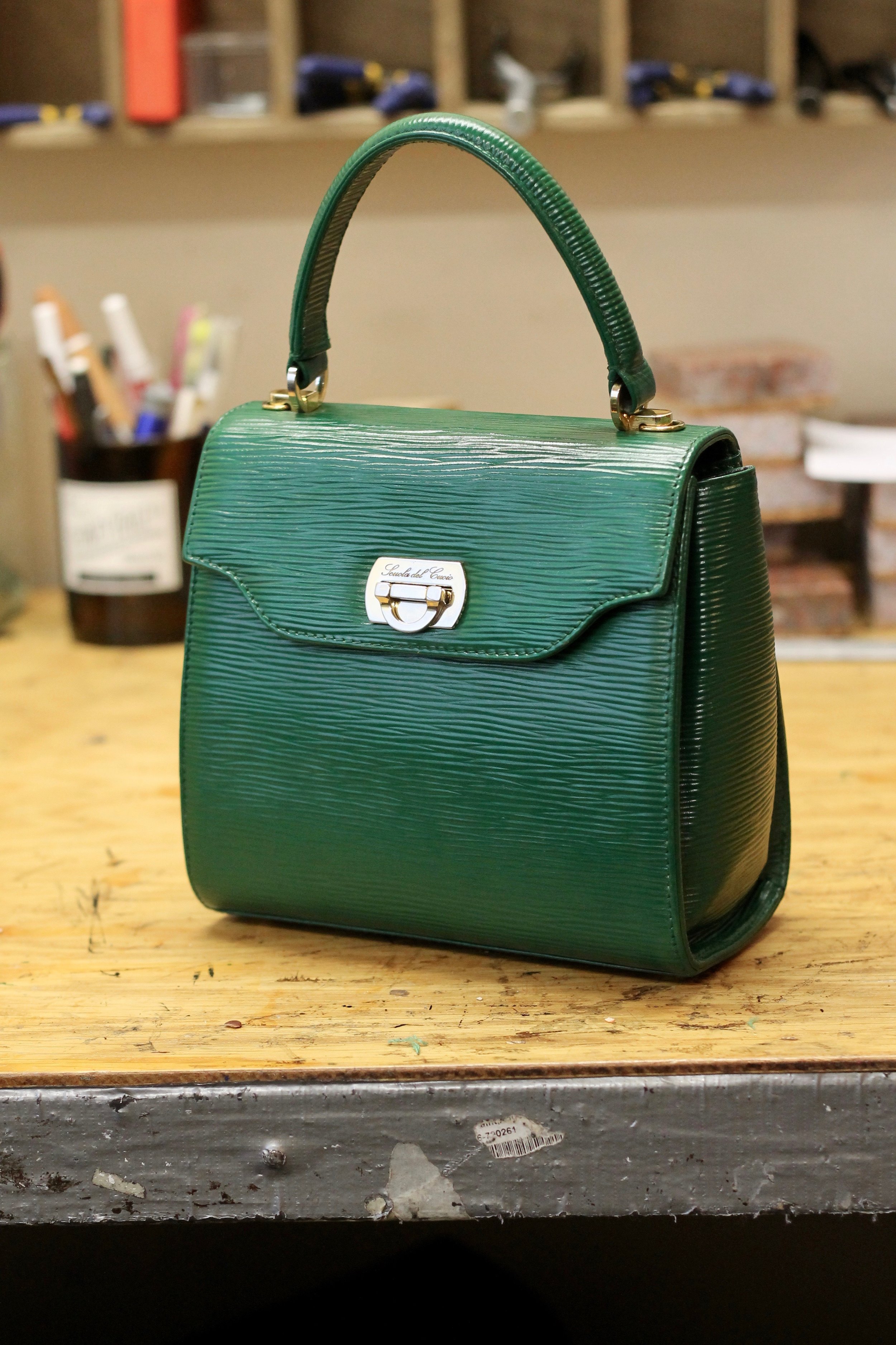 Good as new! The handle was sewn by hand through three layer of leather. This kind of stitch allows the weight of the bag to distributed evenly and helps prevent the seam from tearing. 