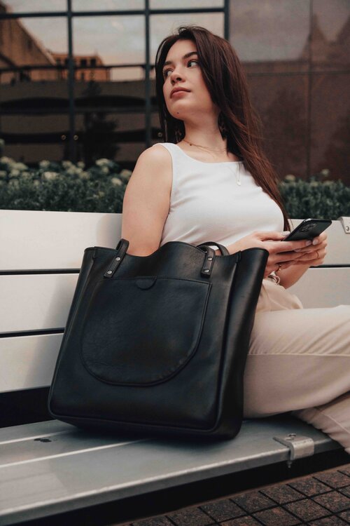 black leather tote bag with zipper