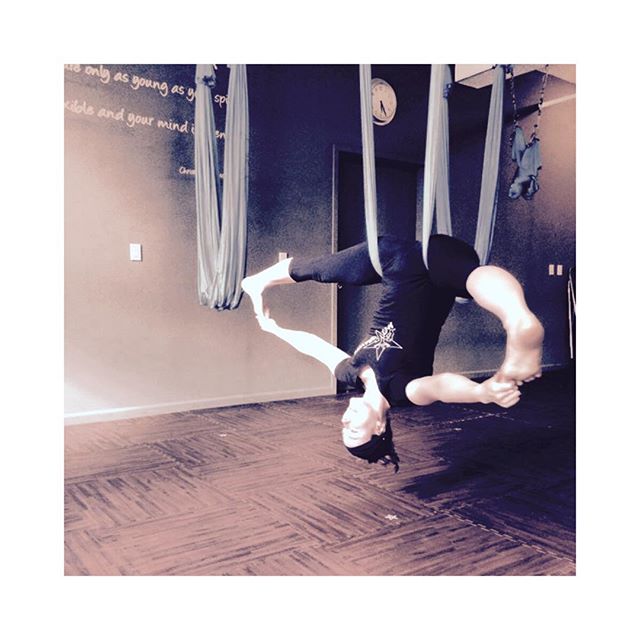 It's FlyTime tonight at the LAB, and this AntiGravity&reg; instructor is ready for YOU to take flight! 
Don't miss out on all the fun TONIGHT at 6pm. Book NOW before the last few spots get taken! Link in bio 💥
#antigravity #fitness #antigravityfitne