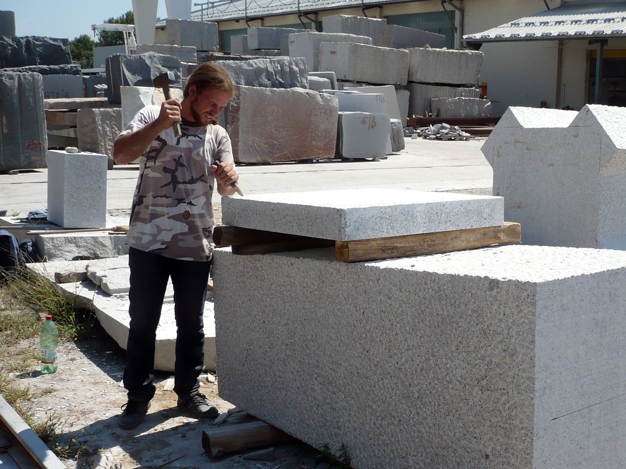 UGallery sculptor Ivan Markovic working with stone